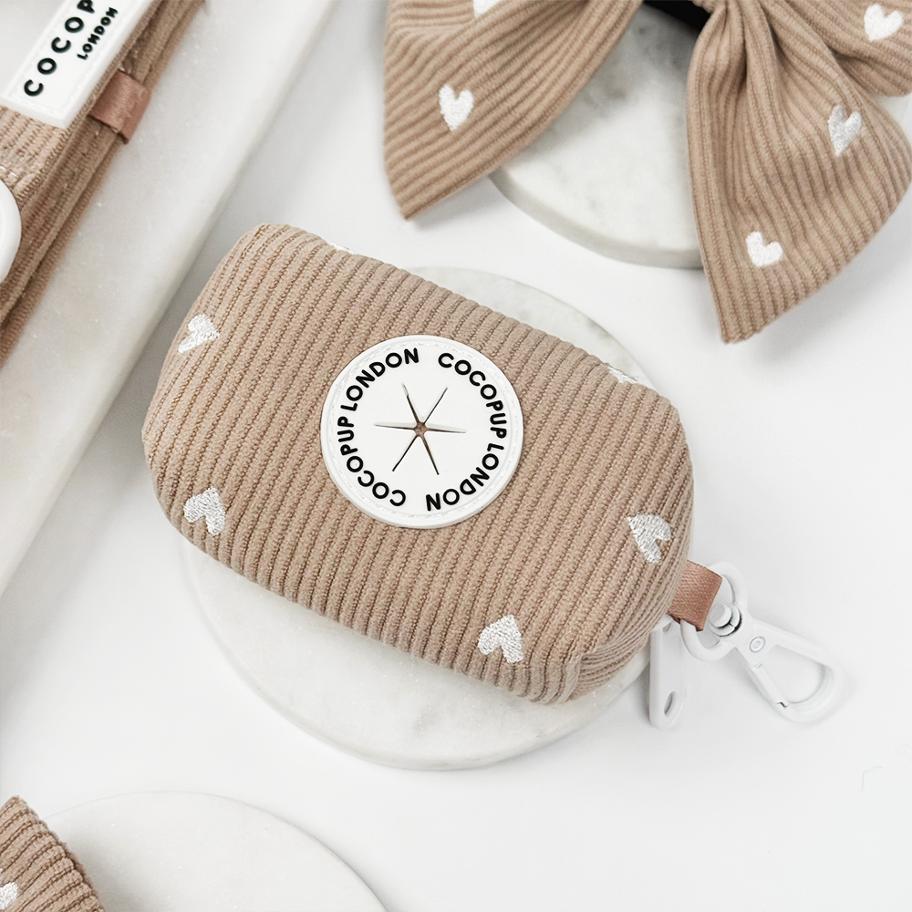 Porte-sac à crottes beige cœurs