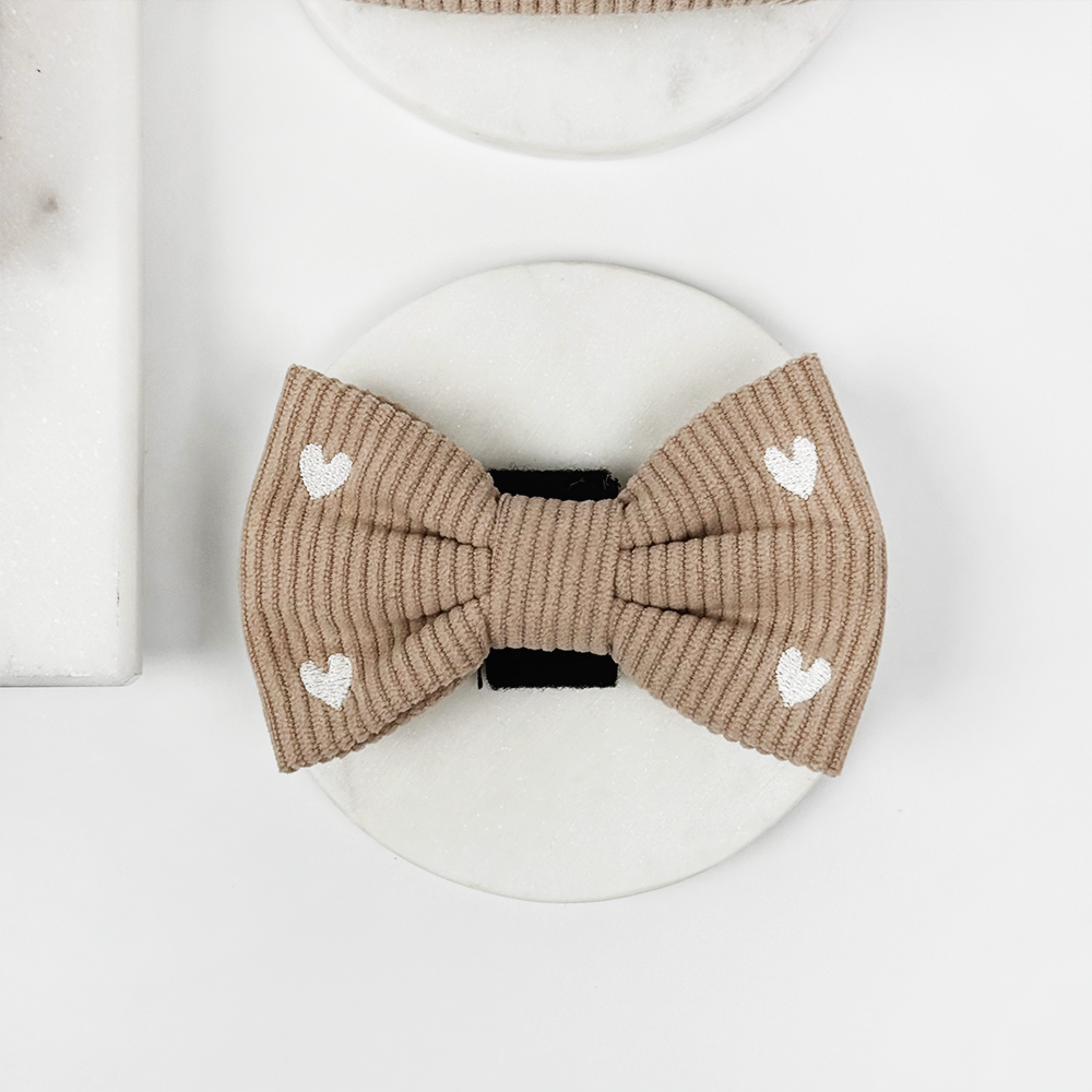 Nœud papillon beige cœurs