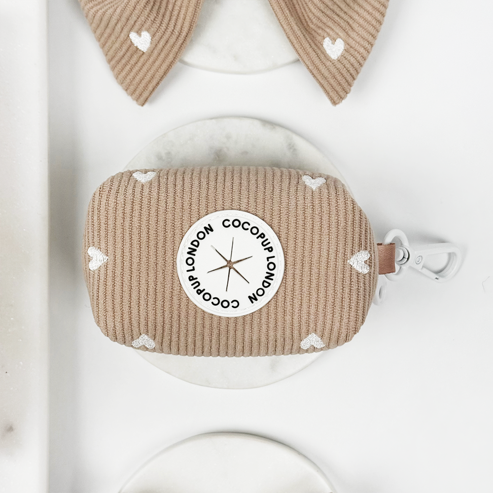 Porte-sac à crottes beige cœurs