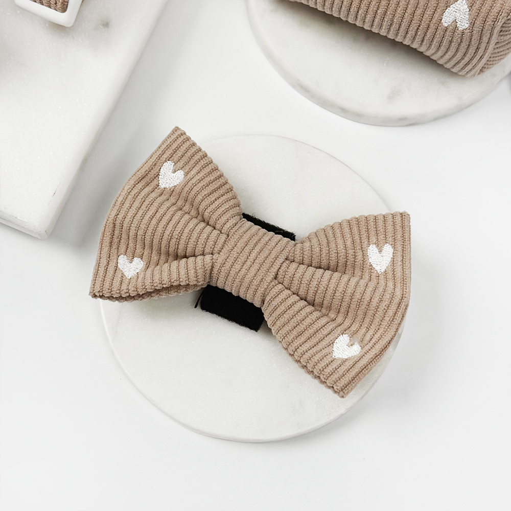 Nœud papillon beige cœurs